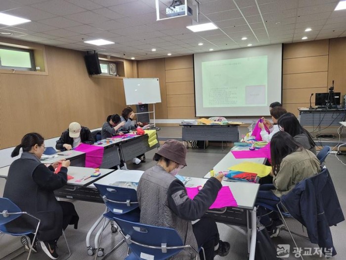 1-1. 보라도서관 특성화주제인 전통 관련 프로그램에 시민들이 참여한 모습.jpg