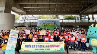 5. 21일 용인특례시 처인구 유림동이 복지사각지대 해소를 위해 진행한 실천 캠페인에 참가한 주민들의 모습.jpg