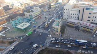 1-2. 지방도 315호선 보라교사거리 일원에 차량이 몰려 교통혼잡을 빚고 있다.jpg