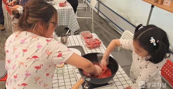 4. 지난 11일 나들이 프로그램에 참여한 아이들이 아침애 딸기 농장에서 딸기잼 만들기 체험을 하고 있는 모습.JPG