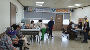 8. 상갈동이 1일 행정복지센터에서 건강 취약계층을 대상으로 건강상담소를 운영했다..jpeg