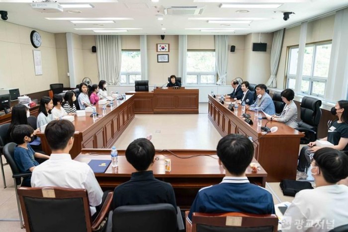 20230603 용인특례시의회, 용인청소년교육의회 학생과 함께하는 모의의회 개최(2).jpg