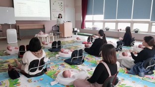 4. 기흥구보건소에서 임산부와 예비 부모를 대상으로 모유 수유 프로그램을 운영하고 있는 모습.jpg