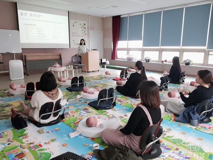 4. 기흥구보건소에서 임산부와 예비 부모를 대상으로 모유 수유 프로그램을 운영하고 있는 모습.jpg