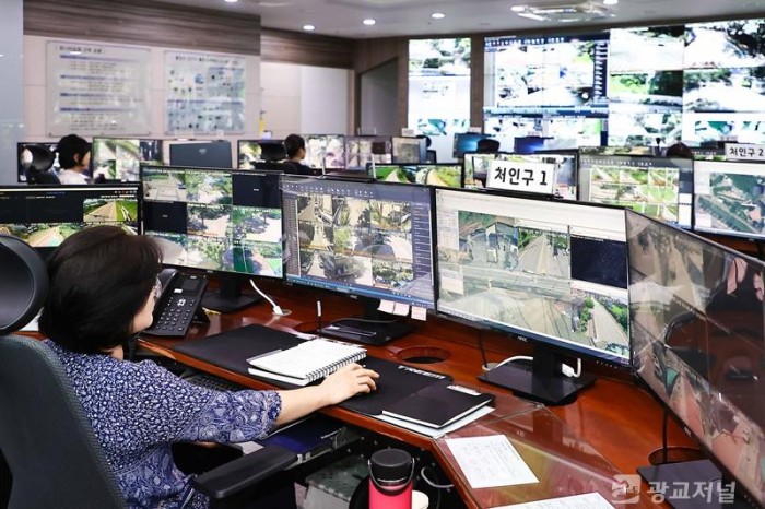 1. 시 청사 10층에 위치한 방범 CCTV 관제센터 전경.jpg