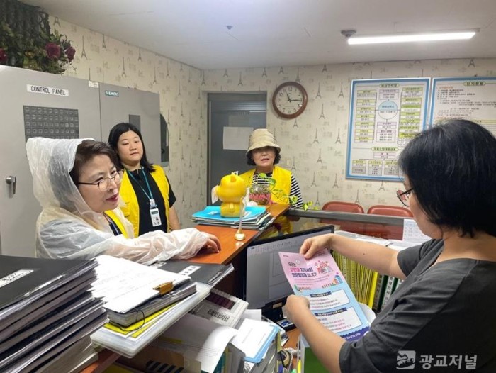 8-2. 상현1동 지역사회보장협의체가 복지사각지대 해소를 위한 캠페인을 벌였다.jpg