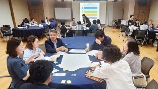 8-2. 8월 31일 용인산림교육센터에서 진행된 탄소중립 실현을 위한 역량강화교육에서 참가자들이 토론을 벌이고 있다..jpg