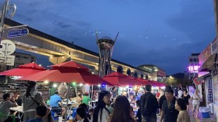 2-3. 지난 1일부터 3일까지 열린 용인중앙시장 야시장에 방문객들이 찾아 먹거리와 공연 등을 즐겼다..jpeg