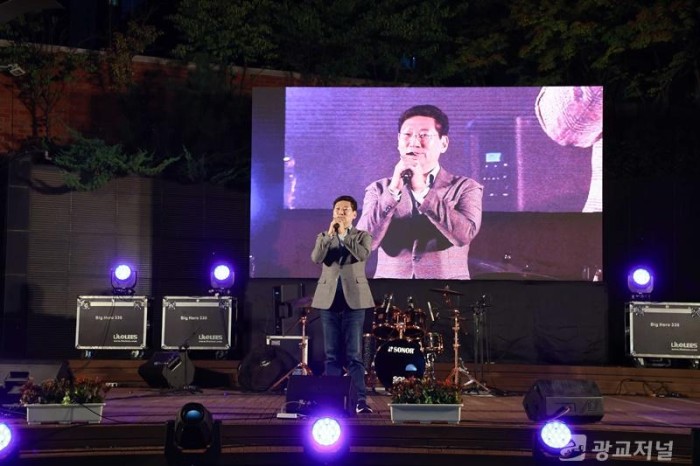 1-3. 9일 동천동 목양교회 잔디마당에서 열린 제6회 머내마을 영화제 
