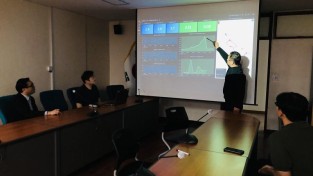 2. 시와 한국수자원공사 관계자들이 상황실에 구축된 관망 모니터링 플랫폼을 통해 관망의 실시간 수질 계측 현황을 그래프를 통해 분석하고 있다.jpg
