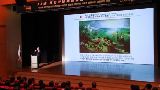 6-2. 이상일 용인특례시장이 18일 한국카네기CEO클럽 용인총동문회 회원들을 대상으로 인문학 특강을 열었다.jpg