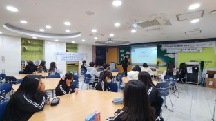 4. 용인특례시가 지난 23일 모현중학교에서 휴먼북 멘토링을 진행했다.jpg