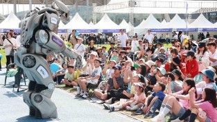 4-2. 시민들이 9월 23_24일 제23회 용인 사이버 과학 축제에 등장한 로봇 타이탄을 보며 관람하고 있다.JPG