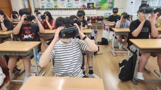 1. 용인특례시가 올해 어린이 대상 VR 안전교육을 한데 이어 내년엔 어르신 교육도 확대한다.jpg