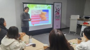 9. 용인특례시 드림스타트가 한부모 가정 부모를 대상으로 진행한 교육 모습..jpg