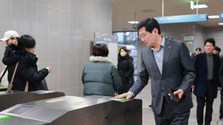 8-3. 이상일 용인특례시장이 3일 용인경전철 기흥역에서 개찰구를 통과하고 있다.JPG