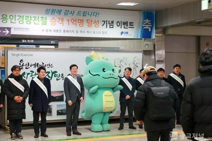 1-2. 이상일 용인특례시장이 지난 3일 경전철 기흥역에서 시민들에게 새해 인사를 하고 있다.JPG