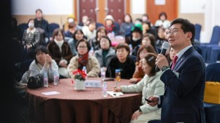 5-2. 이상일 용인특례시장이 지난 15일 (사)한국여성유권자연맹 신년인사회에 참석해 특강을 진행했다..JPG