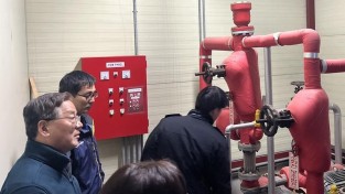 3. 황준기 용인특례시 제2부시장(왼쪽)이 30일 죽전로데오상점가 소방펌프 기계실에서 시설을 점검하고 있다.JPG