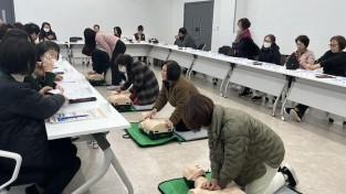 8. 서농동 통장협의회가 지난 8일 심폐소생술 교육을 했다..jpg