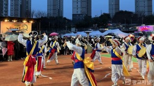 수지구 신봉동에선 정월대보름 맞이 민속축제가 지난 24일 신봉 체육공원에서 열렸다. 사진은 농악단 공연..jpg