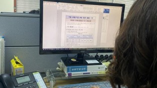 6. 기흥구 관계자가 기흥보람 소식지를 작성하고 있다..jpg