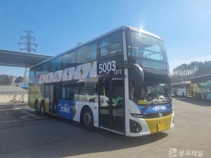 3. 용인에서 강남역 방면을 운행하는 5003번 2층 전기버스 모습.jpg