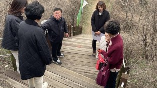 7. 황규섭 기흥구청장(왼쪽에서 세번째)이 지난 22일 신갈공원 공사 현장을 방문해 점검했다..jpg