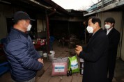 경기도의회 장현국, 소외계층에 이불·연탄 나눔